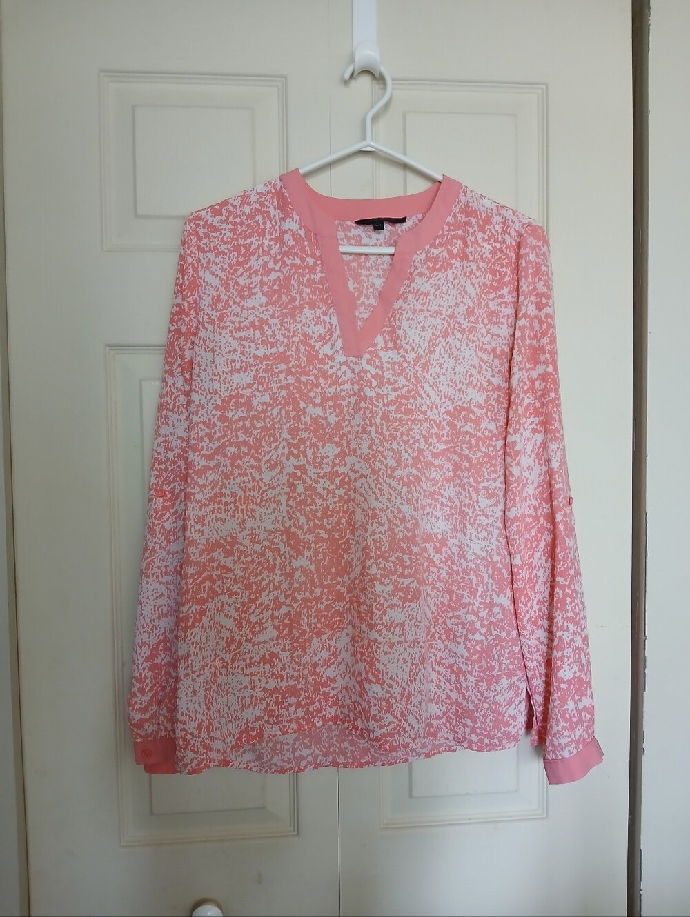 KENNETH COLE Pink and White Longsleeve Blouse (Rollable) Size Medium (M)